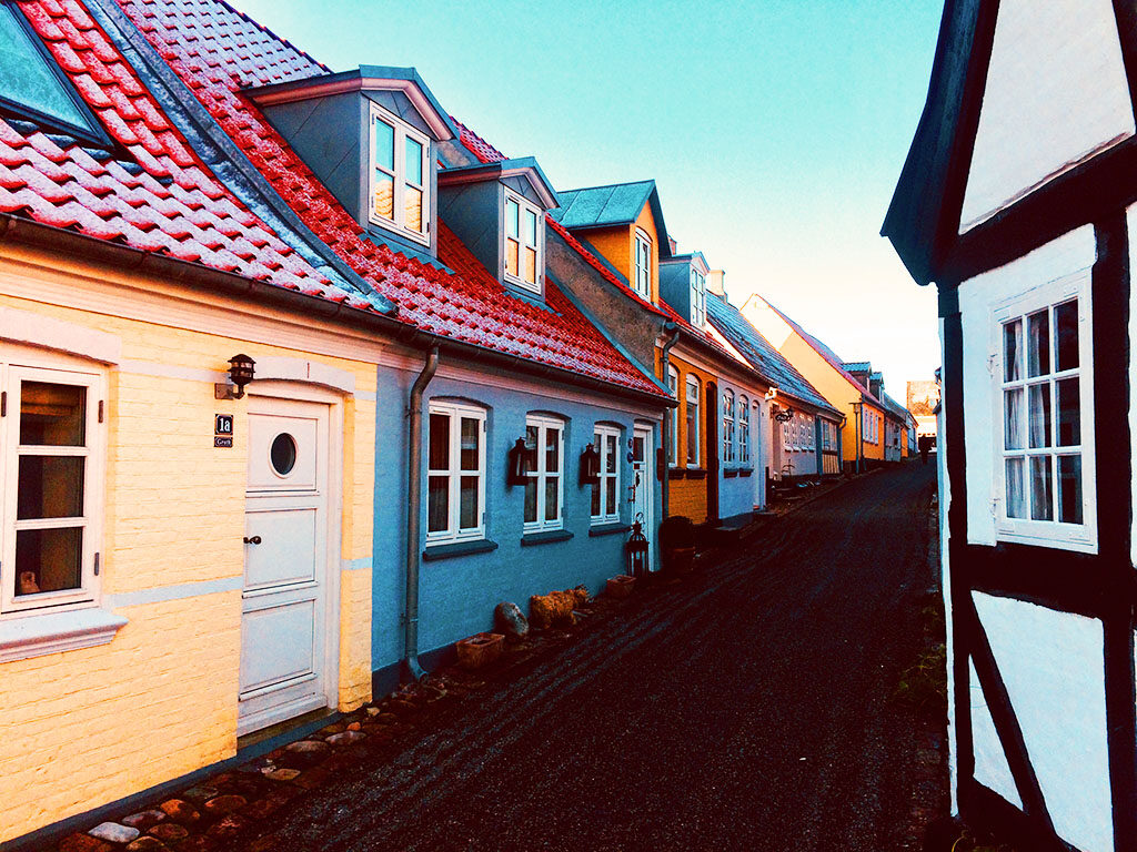 Gade med farverige husfacader i Marstal, Ærø